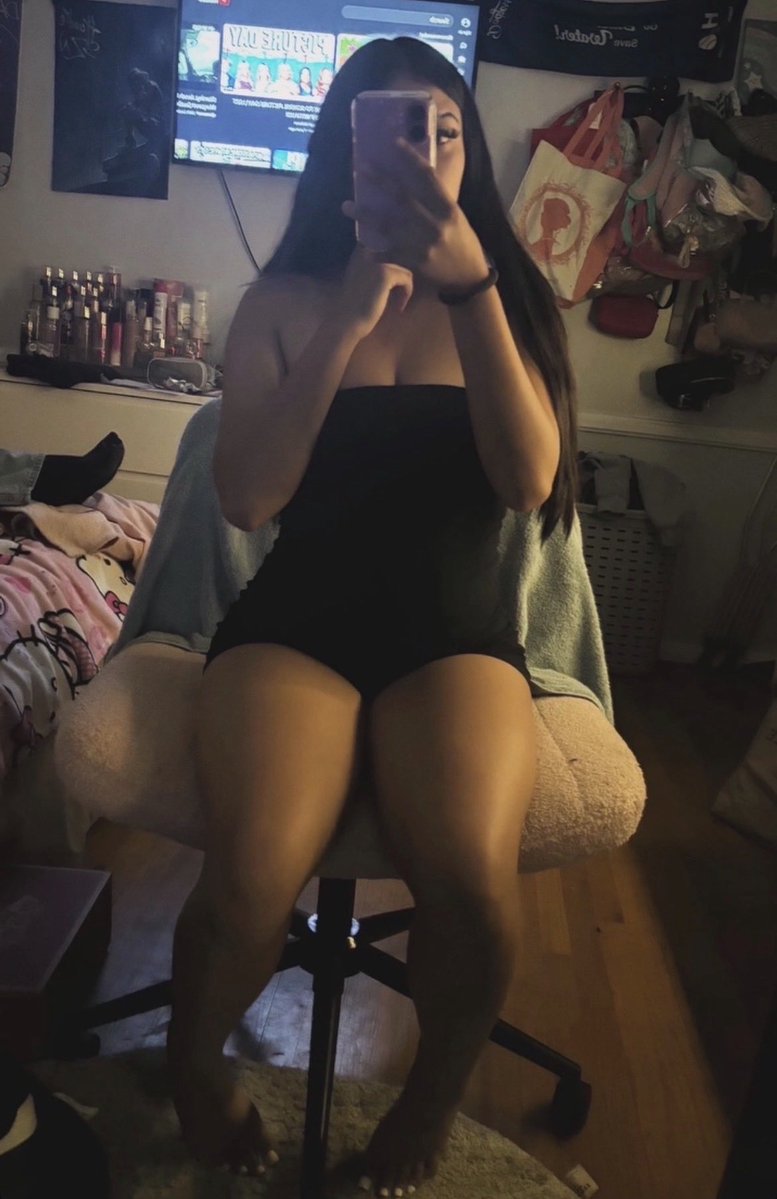 igoontobeni's tweet photo. young irl knows what she is doing 😵‍💫 #feet #irl https://t.co/uvCUJ3Sf81