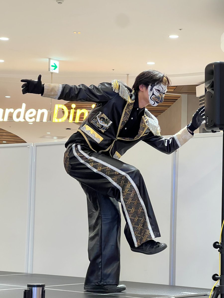karasu_omenz's tweet photo. こんばんは
烏天狗です。

百戦錬磨 焔　イオンモール則武
ありがとうございました！！

沢山の方に見て頂き大変光栄です！
声出しが満足に出来ない中でも
皆様のエネルギーしっかりと伝わりました！

写真は
名古屋満喫ご飯を添えて、、！
（狐先輩にご馳走になってしまいました、！）

#OMENZ https://t.co/76pGBSAli1