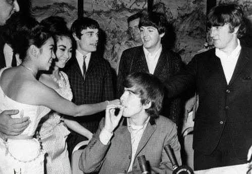 Little_n88's tweet photo. This photograph captures a historic moment on June 8, 1964, in Hong Kong, when #The_Beatles met and greeted Thai actresses Orasa and Anchulee. Both ladies looked stunningly beautiful in their traditional #Thai_Chakkri dresses.🇹🇭
Cr:Maya Sade🙏🏻
#ThaiRoyalDress #Thaidress #UNESCO https://t.co/6g0dCLueGI