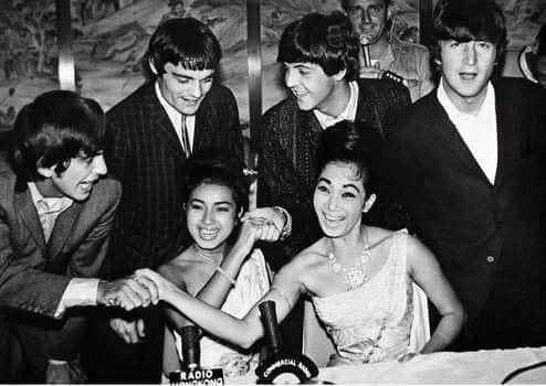 Little_n88's tweet photo. This photograph captures a historic moment on June 8, 1964, in Hong Kong, when #The_Beatles met and greeted Thai actresses Orasa and Anchulee. Both ladies looked stunningly beautiful in their traditional #Thai_Chakkri dresses.🇹🇭
Cr:Maya Sade🙏🏻
#ThaiRoyalDress #Thaidress #UNESCO https://t.co/6g0dCLueGI