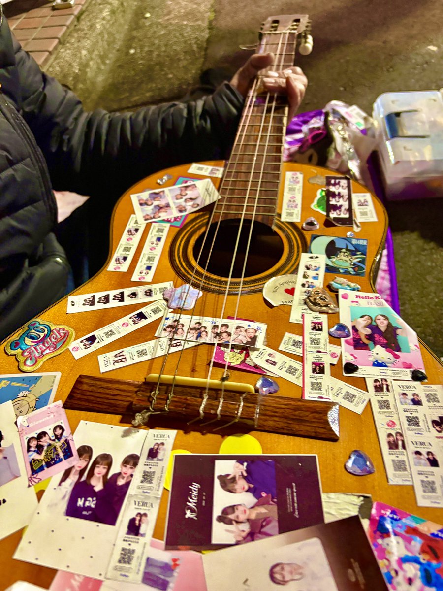 YUKI_Snowman_XX's tweet photo. 写真のフォルダ見てたら、そのストリートとは言いがたいけど、どえらい下ネタを話すオジさんと写真撮ってました笑
歯は確認出来ないけど、4本弦のギター。
むっちゃくちゃなオリジナルソング！
俺は生きてるでって言う魂は感じました！
おじさんノートにYUKIの軌跡を残してきました！
様々な人生だね！ https://t.co/0K2p5IliUl
