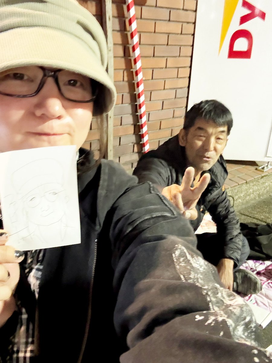 YUKI_Snowman_XX's tweet photo. 写真のフォルダ見てたら、そのストリートとは言いがたいけど、どえらい下ネタを話すオジさんと写真撮ってました笑
歯は確認出来ないけど、4本弦のギター。
むっちゃくちゃなオリジナルソング！
俺は生きてるでって言う魂は感じました！
おじさんノートにYUKIの軌跡を残してきました！
様々な人生だね！ https://t.co/0K2p5IliUl
