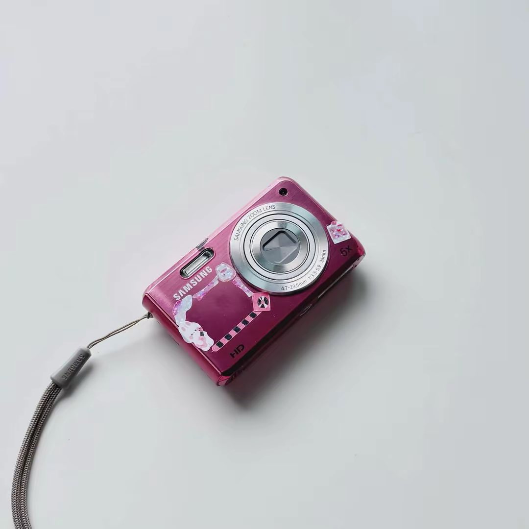 baifern_camera's tweet photo. Samsung dv 100 pink🎀Hitมีจอเซลฟี่น่ารักมากๆ
📍สามารถถ่ายภาพความละเอียดได้ที่ 16.1ล้านพิกเซล
🍒ตำหนิ:จอย่นบางๆ (ตามรูปที่5)
🛍️แฟลช เปิด-ปิด ปกติ จอเซลฟี่ปกติ

💸Price: 1590.-

#กล้องดิจิตอล #กล้องดิจิตอลมือสอง #กล้องดิจิตอลเก่า #ส่งต่อกล้องดิจิตอล #ส่งต่อกล้อง https://t.co/54n7hbN7ek