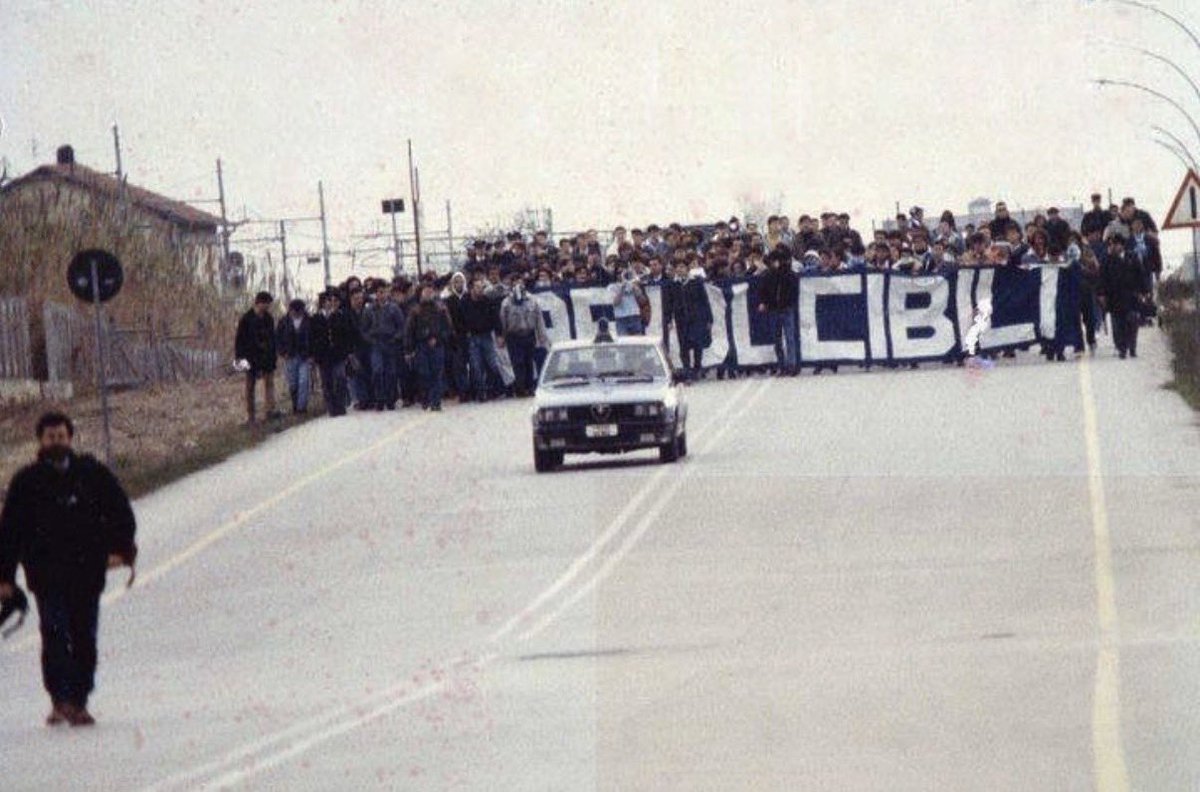 BrigataLazio's tweet photo. 18 ottobre 1987 – 18 ottobre 2026.

39 anni fa, durante Lazio-Padova, veniva esposto per la prima volta uno striscione destinato a entrare nella storia: IRRIDUCIBILI.

Nasceva così un gruppo che avrebbe segnato per sempre la Curva Nord e il panorama ultras italiano.

Dall’esordio all’Olimpico allo storico corteo di San Benedetto del Tronto. Due fotografie, un pezzo di Storia del nostro Popolo.

Tanti auguri, IRRIDUCIBILI!

SE, SE, SEMPRE!
O, OVUNQUE!