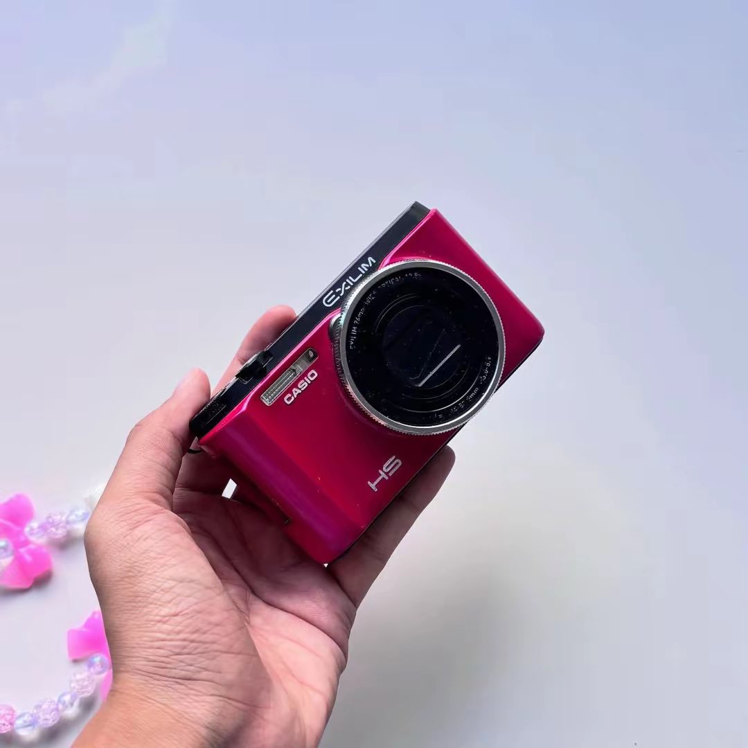 baifern_camera's tweet photo. Casio exilim zr1500 💘 กล้องฟรุ้งฟริ้งจอฟลิบได้
📍สามารถถ่ายภาพความละเอียดได้ที่ 16.1 ล้านพิกเซล
🍒ตำหนิ:รอยตามการใช้งานเล็กน้อยยยย
🛍️แฟลช เปิด-ปิด ปกติ จอสวย

💸Price: 1390.-

#กล้องดิจิตอล #กล้องดิจิตอลมือสอง #กล้องดิจิตอลเก่า #ส่งต่อกล้องดิจิตอล #ส่งต่อกล้อง https://t.co/CfKapt4EaN