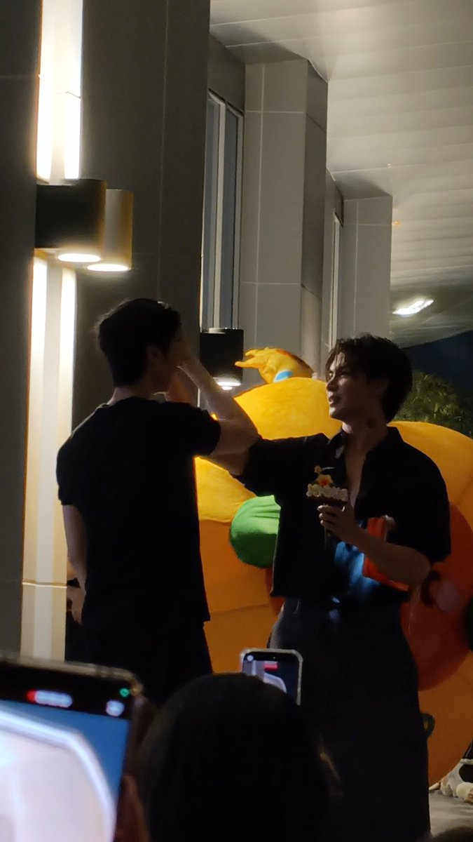 partothemoon's tweet photo. รักกันดูแลกันนะ 💛🌻 พวกเธอทั้งสามชีวิตเป็นความสุขของพี่มาหลายเดือนเลย มีรอยยิ้มอยู่เสมอ ขอให้เจอแต่สิ่งดีดีรอบตัว 

ส่วนพี่ขอไปหารักแท้บ้างละ ฮือๆๆๆๆๆๆ https://t.co/4vDFWMfC0J