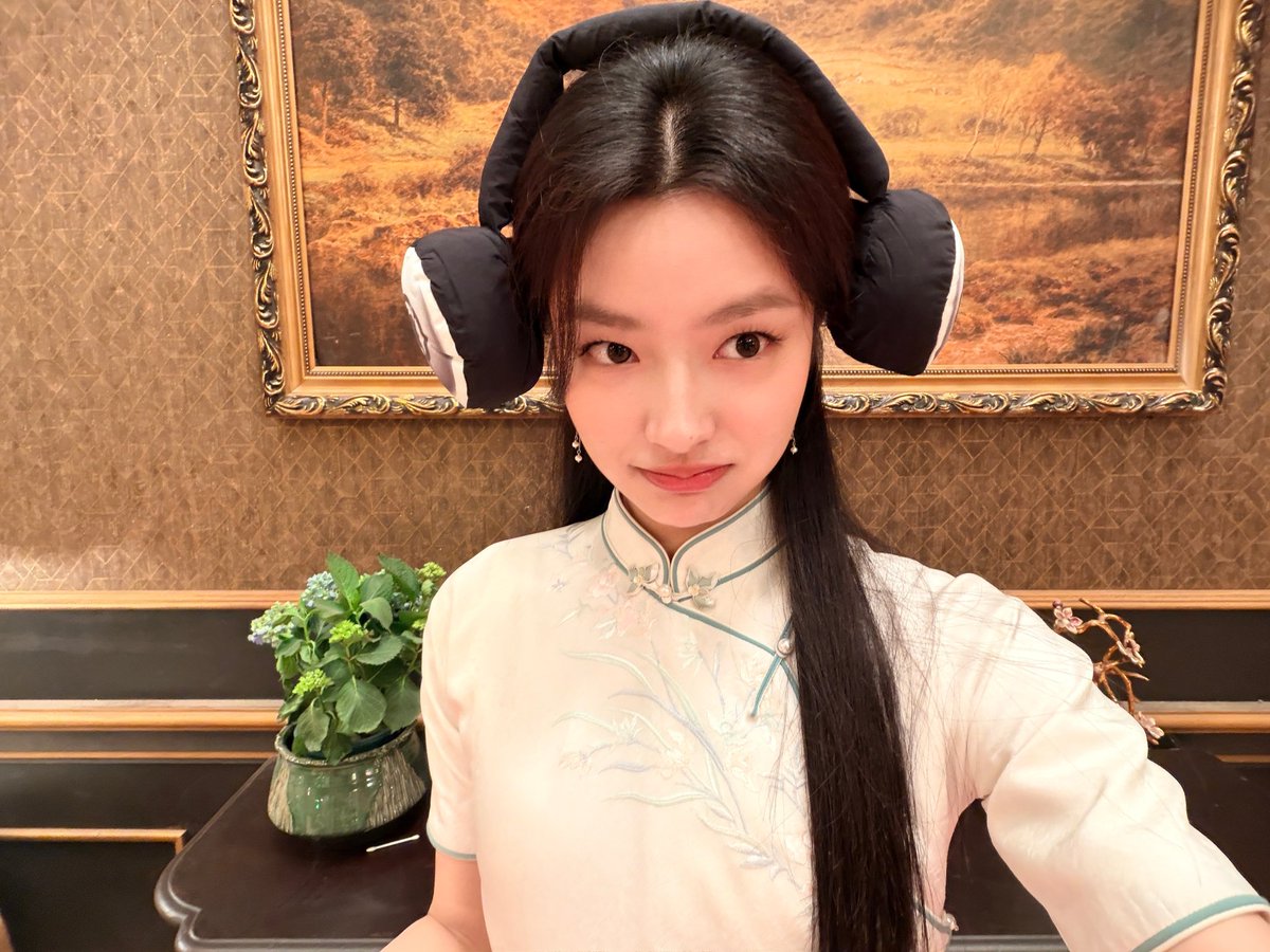 xuruohanarchive's tweet photo. 📸 261018 Xu Ruohan Weibo Update #徐若晗 #XURUOHAN  

1️⃣: ye pingjun is listening to music with headphones on 🎧 guess what she’s listening to!
2️⃣: this person is pondering life while lying in bed 🤔
3️⃣: after contemplating, she fell asleep 😪💤
4️⃣: sending a heart 🫰~💞
(ye pingjun’s album takeover plan +1