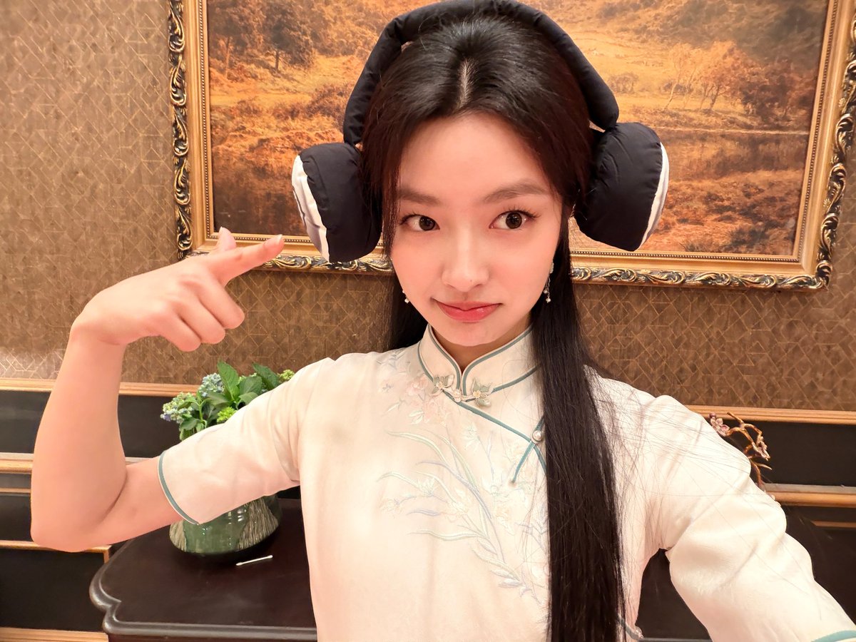 xuruohanarchive's tweet photo. 📸 261018 Xu Ruohan Weibo Update #徐若晗 #XURUOHAN  

1️⃣: ye pingjun is listening to music with headphones on 🎧 guess what she’s listening to!
2️⃣: this person is pondering life while lying in bed 🤔
3️⃣: after contemplating, she fell asleep 😪💤
4️⃣: sending a heart 🫰~💞
(ye pingjun’s album takeover plan +1