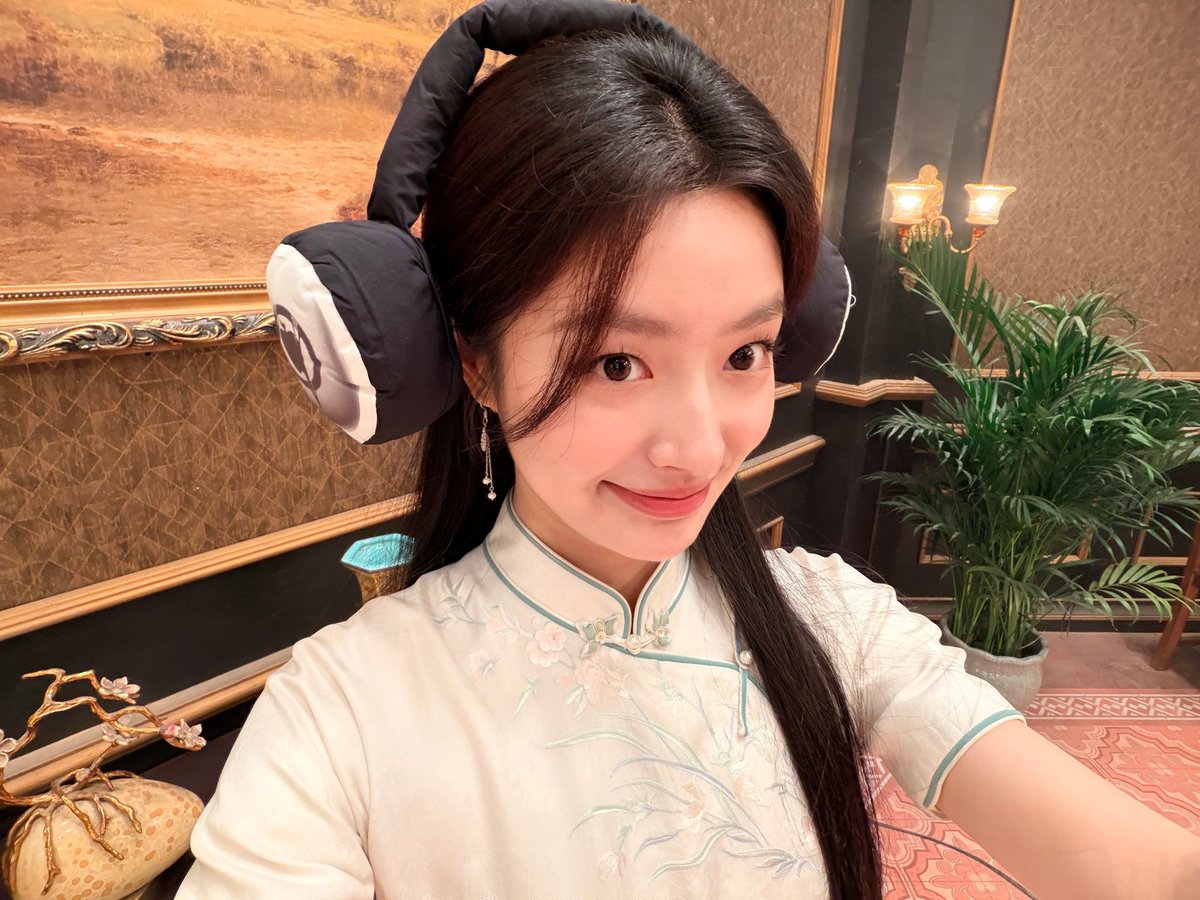 xuruohanarchive's tweet photo. 📸 261018 Xu Ruohan Weibo Update #徐若晗 #XURUOHAN  

1️⃣: ye pingjun is listening to music with headphones on 🎧 guess what she’s listening to!
2️⃣: this person is pondering life while lying in bed 🤔
3️⃣: after contemplating, she fell asleep 😪💤
4️⃣: sending a heart 🫰~💞
(ye pingjun’s album takeover plan +1