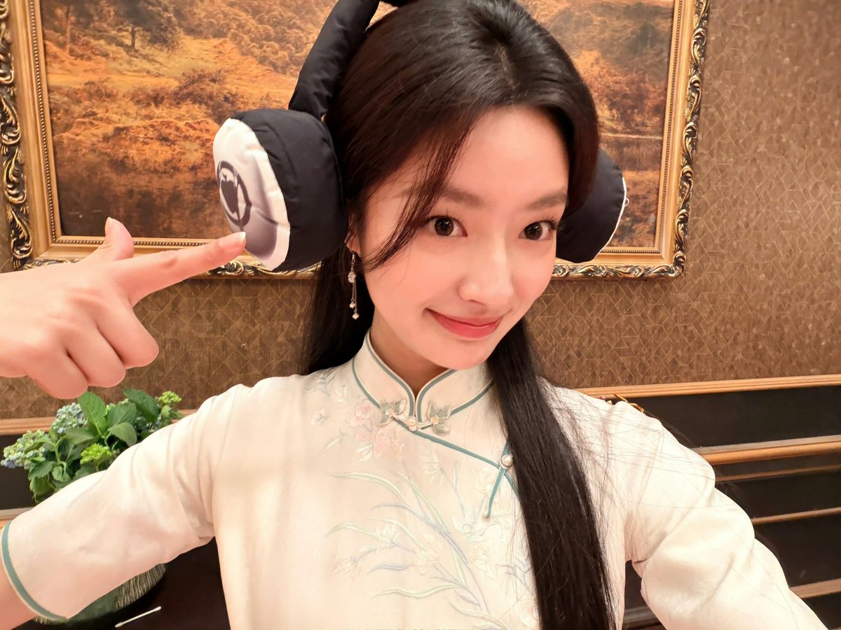 xuruohanarchive's tweet photo. 📸 261018 Xu Ruohan Weibo Update #徐若晗 #XURUOHAN  

1️⃣: ye pingjun is listening to music with headphones on 🎧 guess what she’s listening to!
2️⃣: this person is pondering life while lying in bed 🤔
3️⃣: after contemplating, she fell asleep 😪💤
4️⃣: sending a heart 🫰~💞
(ye pingjun’s album takeover plan +1