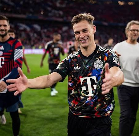 FCBinsideEN's tweet photo. 🚨🗣️| Kimmich jokes about Kompany’s injury: „He’s not exactly young anymore!“ https://t.co/JeKRQlRLYE
