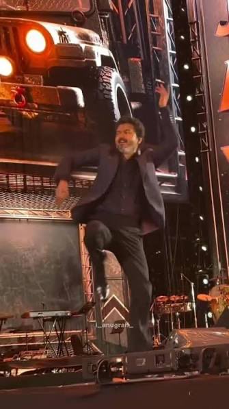 Vasheegaran's tweet photo. Meanwhile, Thalapathy vetri kondaan after the massacre of 41 people! 
#Jailer2IndustryBlockbuster 
#Jailer2 https://t.co/LPAQag34kk