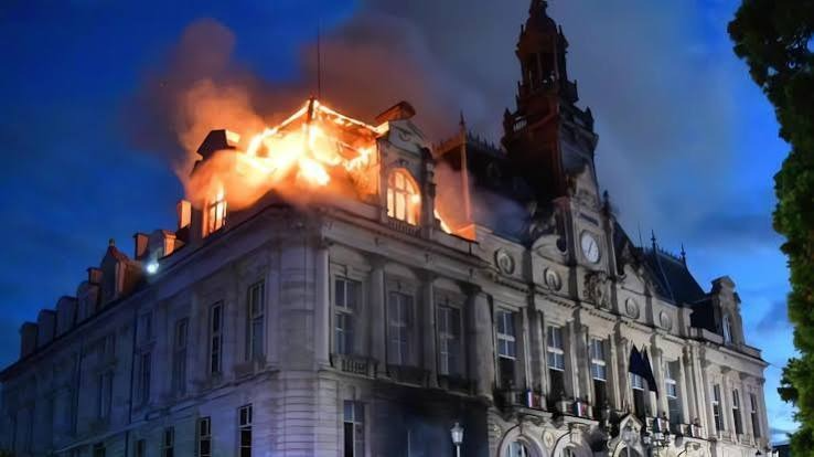 MackyArenas's tweet photo. Da mucho dolor...ahora, esa gente no protesta por lo que dice sino por lo que oculta. ¿Qué derecho hay de destruir de esta forma y por qué razón hay que permitirlo??
El Ayuntamiento de Limoges👇 https://t.co/k3BNVk9TgR