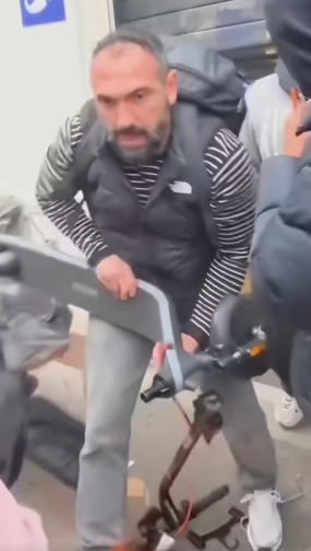 Cheikh_AiphanSr's tweet photo. Avis de recherche pour @prefpolice @PoliceNationale cet homme apres avoir cincite des jeunes a casser une magasin s 'est servit en trotinette
Le voici en train de voler ... il semble etre franco algerien https://t.co/mXcgG4yPVV