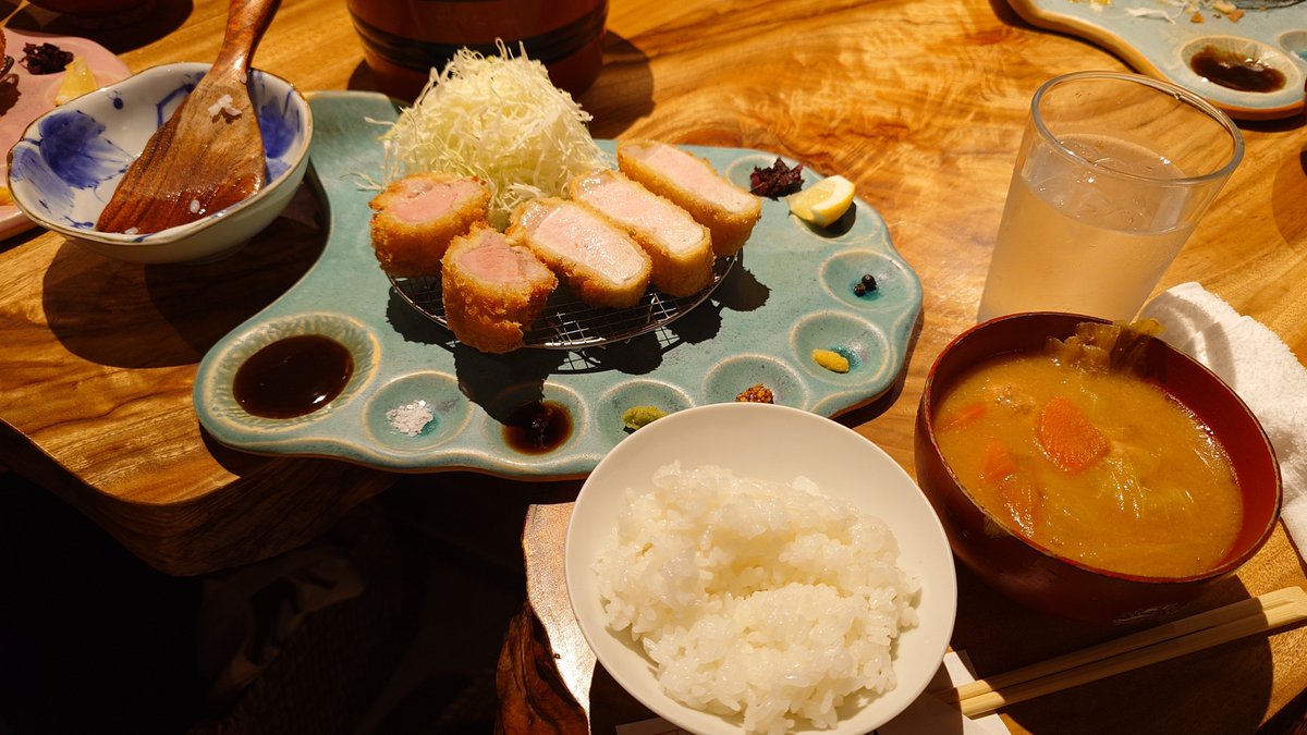 keibaran's tweet photo. とんかつニューベイブのとんかつ定食ハーフ（ヘレとロースの合盛り）うまいなぁ https://t.co/9NvkpcaBn4