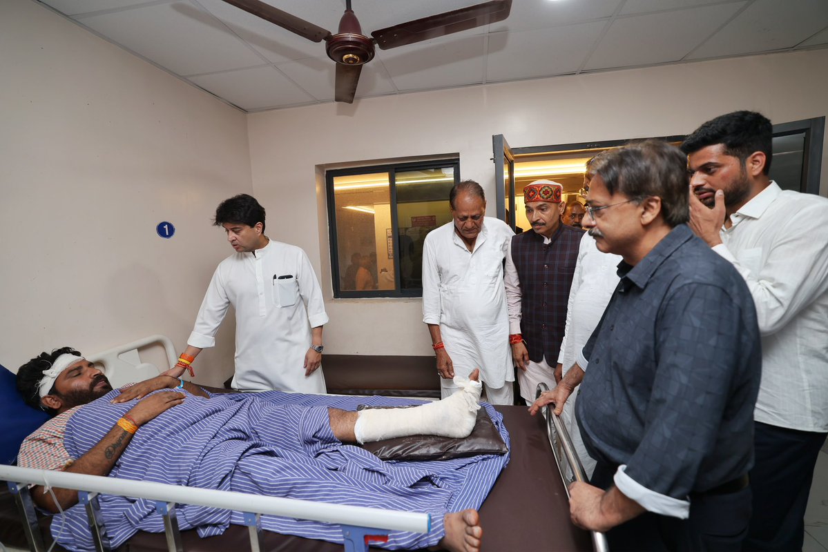 JM_Scindia's tweet photo. ग्वालियर में हुए भीषण सड़क हादसे ने मन को अत्यंत व्यथित कर दिया है। इस हृदयविदारक घटना में प्रभावित परिवारों की पीड़ा शब्दों में व्यक्त करना कठिन है।

जयारोग्य ट्रॉमा सेंटर, गुप्ता व परिवार अस्पताल पहुँचकर उपचाररत घायलों से मुलाकात की, उनका हालचाल जाना और स्वास्थ्य की जानकारी ली। साथ ही, उनके परिजनों को ढांढस बंधाते हुए भरोसा दिलाया कि इस कठिन समय में वे अकेले नहीं हैं।

घायलों के बेहतर उपचार और पीड़ित परिवारों को आवश्यक सहायता उपलब्ध कराने के सभी प्रयास किए गए हैं। इस संकट की घड़ी में परिजनों के साथ खड़े रहना और उन्हें हर ज��ूरी मदद सुनिश्चित करना हमारी सर्वोच्च प्राथमिकता है।