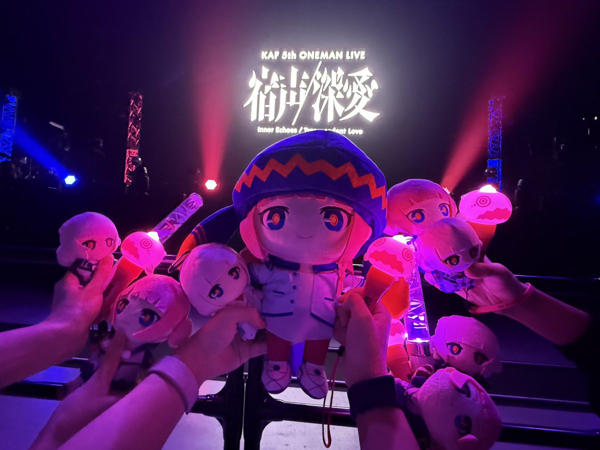 0xNo4h's tweet photo. 神椿7周年おめでとうございます！🎉

初めて花譜ちゃんのライブを観たのは、武道館でした。
あの日の感動は今でも忘れられません。

あれから色んなライブに足を運び、たくさんの音楽や景色に出会ってきました。
気づけば花譜も神椿も、自分にとって欠かせない存在になっていました。

上海公演が叶わなかった悔しさもあったけれど、今年は花譜ちゃんを追いかけて香港、そしてタイへ。
あの時の想いも抱えながら、花譜が少しずつ世界へ羽ばたいていく姿を見届けられたことが、本当に嬉しかったです。
これからも、花譜ちゃんが見せてくれる新しい景色を楽しみにしています。

神椿に出会えて本当によかった。
これからも一人の観測者として、その先の景色を見届けていきたいです。

#神椿7周年