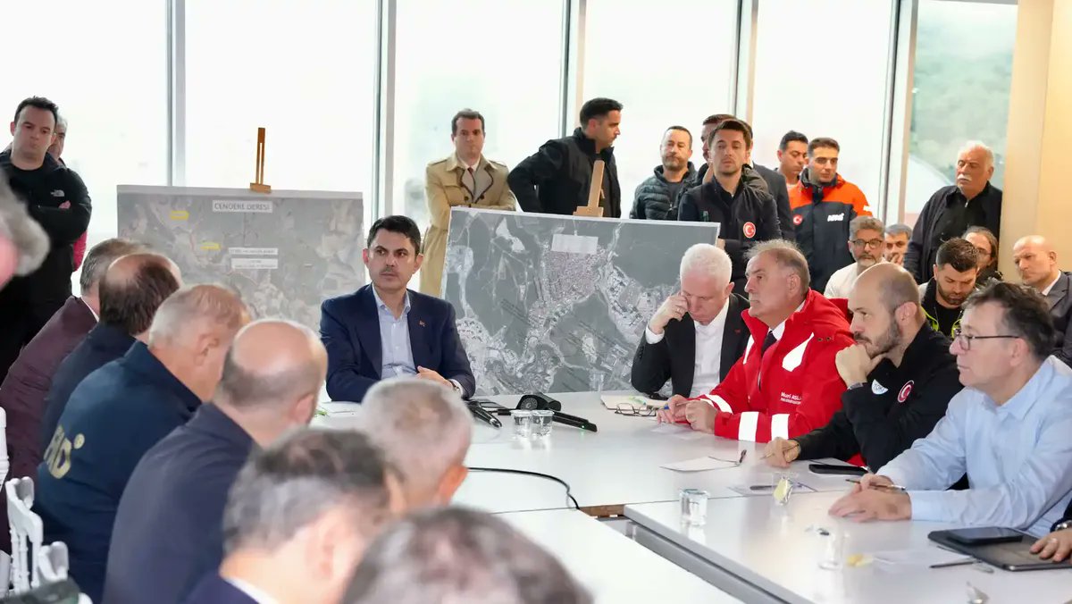 TiklaHaber_com's tweet photo. AYAZAĞA’DA KENTSEL DÖNÜŞÜM OFİSİ KURULDU

▪️İstanbul’da selden etkilenen Ayazağa Mahallesi’nde yürütülecek dönüşüm projesi kapsamında kentsel dönüşüm ofisi kuruldu. 

NE OLMUŞTU;

Çevre, Şehircilik ve İklim Değişikliği Bakanı Murat Kurum, sel felaketinden en çok etkilenen Sarıyer Ayazağa Mahallesi’nde incelemelerde bulunnuş, afetin izlerini silmek ve bölgeyi iklim kaynaklı afetlere karşı korumak amacıyla "Dirençli Şehir" modelini hayata geçireceklerini duyurmuştu.

Bakan Kurum bu kapsamda deprem ve iklim kaynaklı afetlere dayanıklı, sağlam zeminde, vatandaşın tüm ihtiyaçlarını karşılamaya yönelik Kentsel Dönüşüm Başkanlığı koordinesinde dönüşüm projesinin yürütüleceğini belirtmişti.

Bakan Kurum ayrıca hak sahibi vatandaşlara Yarısı Bizden kampanyası ile dönüşüm veya TOKİ eliyle kentsel dönüşüm önerdi. İki seçenekten birini seçen hak sahipleri bölgede güvenli yapılara ulaşacak