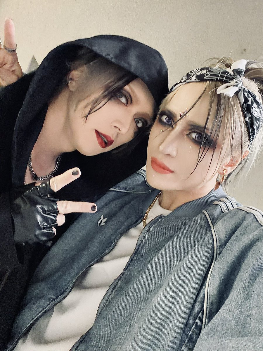 Ryoga_britannia's tweet photo. 改めて、初のびじゅある祭、ありがとうございました。

数億年ぶりに共演したDIAURAのyo-ka、そして盟友の幸樹さん。

彼らとまたこうして共演出来た奇跡に感謝。

皆、またやろうね。

帰り道迷ったんだけど、なんとかなった。 https://t.co/yjKYLPXyFj