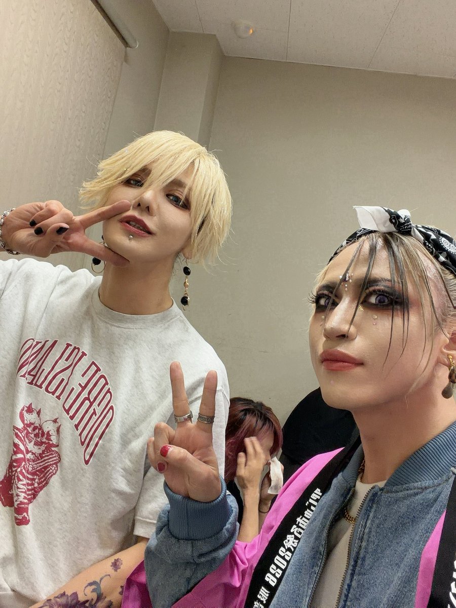 Ryoga_britannia's tweet photo. 改めて、初のびじゅある祭、ありがとうございました。

数億年ぶりに共演したDIAURAのyo-ka、そして盟友の幸樹さん。

彼らとまたこうして共演出来た奇跡に感謝。

皆、またやろうね。

帰り道迷ったんだけど、なんとかなった。 https://t.co/yjKYLPXyFj