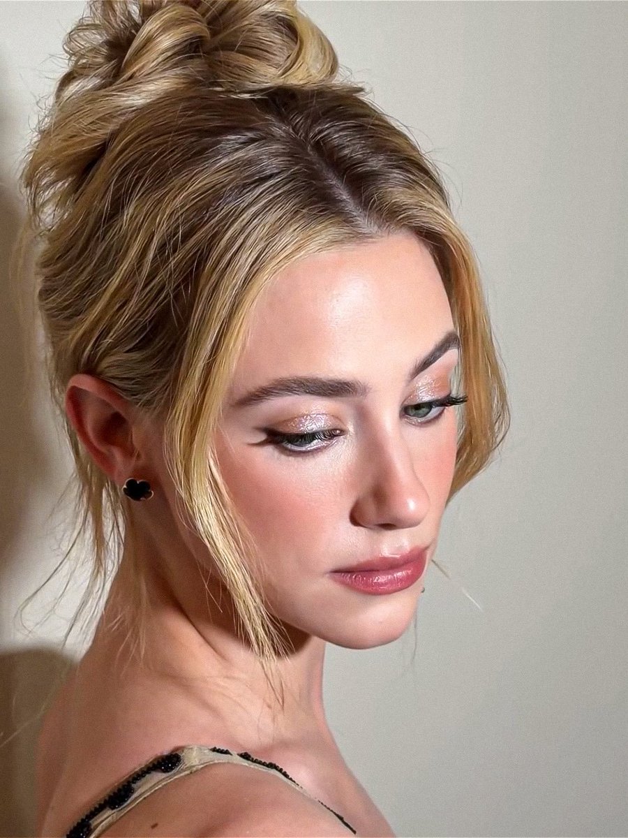 Sapnagirl38's tweet photo. Beautiful Lili Reinhart https://t.co/W14JhLBKIm