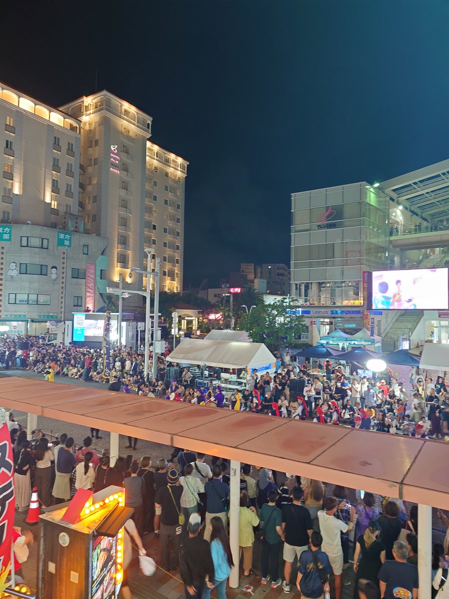 MetabouyaM39402's tweet photo. 宮古島から戻ってきたら、那覇の国際通りで一万人のエイサー踊り隊とかいうイベントでめっちゃ盛り上がってた。
最後のカチャーシーにちょっとだけ混ざって来たよw
#宮ロック
#一万人のエイサー踊り隊 
#国際通り https://t.co/rWe8g4CxQL