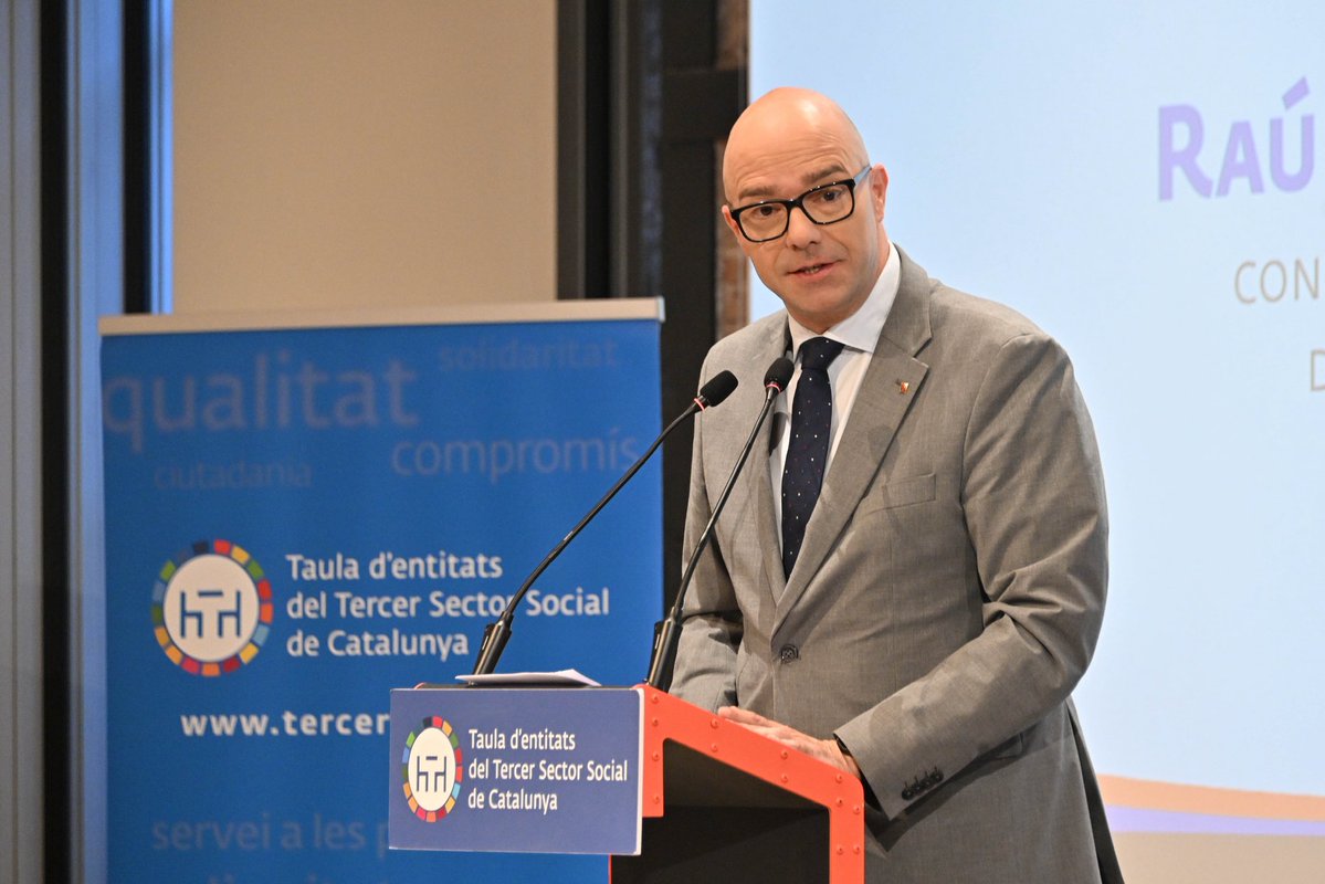 dsocialscat's tweet photo. 📸 Divendres, el conseller Raúl Moreno va participar en la presentació del nou dossier Catalunya Social de la @Taula3sector, dedicat a les barreres que dificulten l’accés als serveis socials i a les prestacions econòmiques.

👉 Treballem per un sistema més accessible i integrat, amb menys tràmits i menys barreres, perquè tothom pugui accedir als ajuts que li corresponen.