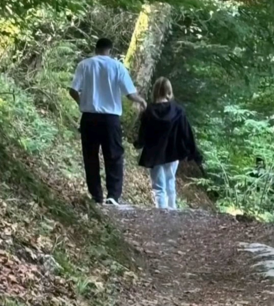 kylianester's tweet photo. kylian &amp; ester 🤍
love.. everywhere🍃 https://t.co/4VojbhLHrY