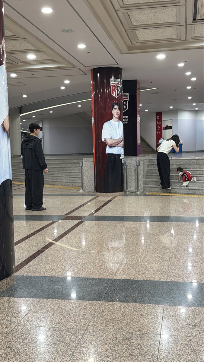 hy5lnv's tweet photo. 계단오르기에 중독된 아기보는 변님 구도가 존웃임 https://t.co/Kk0OMZ3Ljh