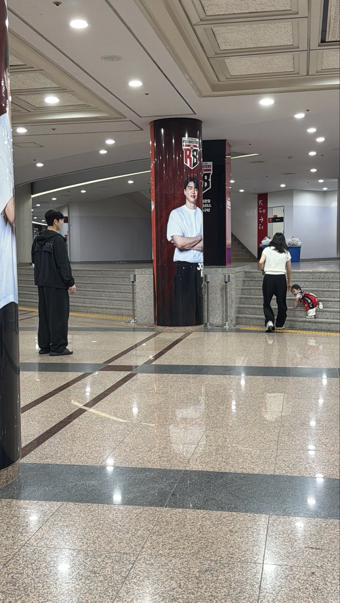 hy5lnv's tweet photo. 계단오르기에 중독된 아기보는 변님 구도가 존웃임 https://t.co/Kk0OMZ3Ljh