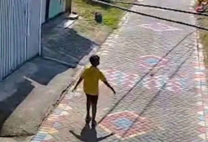 netizenledger's tweet photo. Terekam Video CCTV Detik-detik (Baju Kuning/Inisial K): Masuk terlebih dahulu ke area rumah korban. Anak inilah yang memiliki bukti kunci paling krusial dan kini telah resmi sebagai tersangka sekitar pukul 08.15 WIB. Sebagai pelaku utama perundungan anak disabilitas yang tewas. https://t.co/1YeQYEQXVc