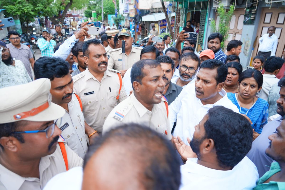 daddalanarayana's tweet photo. కనిగిరి మున్సిపాలిటీ నామినేషన్ కేంద్రంలో కూటమి నాయకులు చేసిన అరాచక దౌర్జన్యకాండకు, శాంతి భద్రతలకు భగ్నం కలిగిస్తూన ప్రేక్షక పాత్ర పోషిస్తూ పూర్తి సహకారం చేసిన కనిగిరి పోలీస్ అధికారులు. వైసీపీ చైర్మన్ అభ్యర్థి పులి శాంతి గారి కుటుంబంపై దాడి చేసి వారి తల్లి నామినేషన్ పత్రాలను దౌర్జన్యంగా లాక్కుని చించి వేసి దౌర్జన్యం చేసిన కూటమి నాయకులు. జరుగుతున్న  అరాచకాలపై జిల్లా కలెక్టర్ కు మరియు జిల్లా ఎస్పీ గారికి ఫిర్యాదు చేసిన పట్టించుకోని జిల్లా అధికారులు. అంతా దగ్గర ఉండి చూస్తూ. నామినేషన్ కేంద్రం లోపల వైసిపి అభ్యర్థులను బెదిరించిన DSP.

@ysjagan 
#ysrcp 
#municipalelections 
#tdpgoons 
#cbnfailedcm
