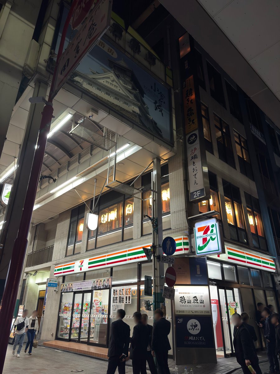 TIME201212's tweet photo. 魚町2番街（北九州市）の平和通り側入口

毎度の光景ですが、昨夜もスーツ着た兄ちゃんたちが通行人を待ち受けていました。 https://t.co/MbP7b3Nmqm