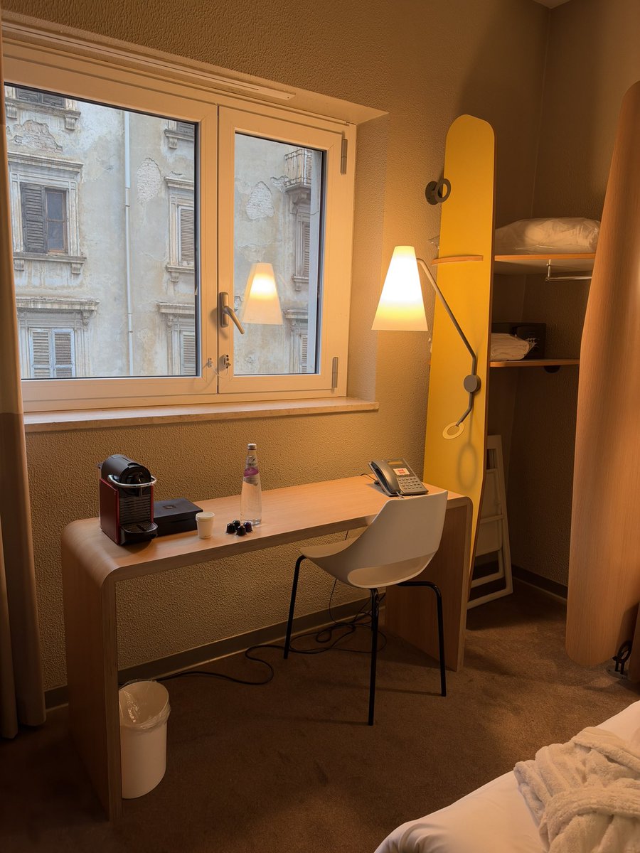 ihcnak19's tweet photo. ミラノ到着🇮🇹
なんか私の会員グレードがアップした？らしく、部屋をアップグレードしてくれた！
掃除の方がまだいてネスプレッソのカプセル沢山おまけしてくれたので🐻‍❄️と☕️タイム。 https://t.co/FwqiQ8l59A