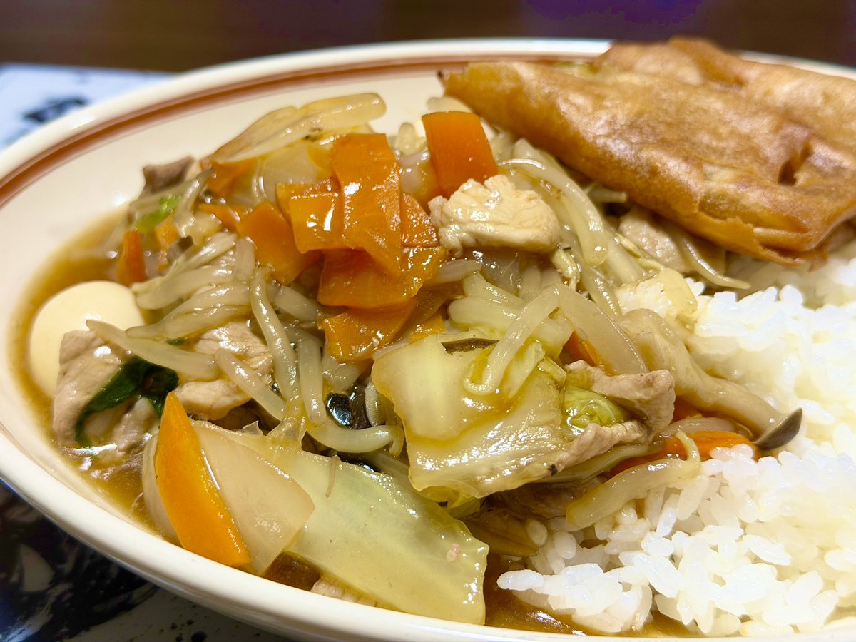 srkm1985's tweet photo. 今日の夕飯のタイトルは「中国に中華丼は無いけど日本にあるのは不思議だね中華丼」です👀

中国には中華丼てないんだって🤔
春巻きも乗せてDXにした🤤
#夕飯
#自炊
#中華丼 https://t.co/Y26s69sXR5