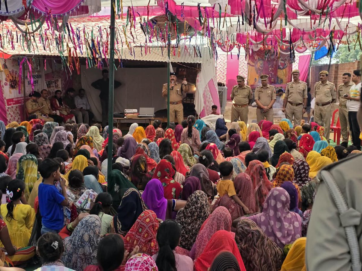 etawahpolice's tweet photo. #Goodwork
#MissionShakti6 के अंतर्गत एसएसपी इटावा @BrijeshS_211 के निर्देशन में एसपी नगर के नेतृत्व में #Etawahpolice एवं जिला प्रोबेशन विभाग की संयुक्त टीम ने थाना बसरेहर क्षेत्रान्तर्गत ग्राम कृपालपुर में बाल विवाह रोकथाम हेतु जागरूकता कार्यक्रम आयोजित किया।
(1/2) https://t.co/TMIrOFKJX4