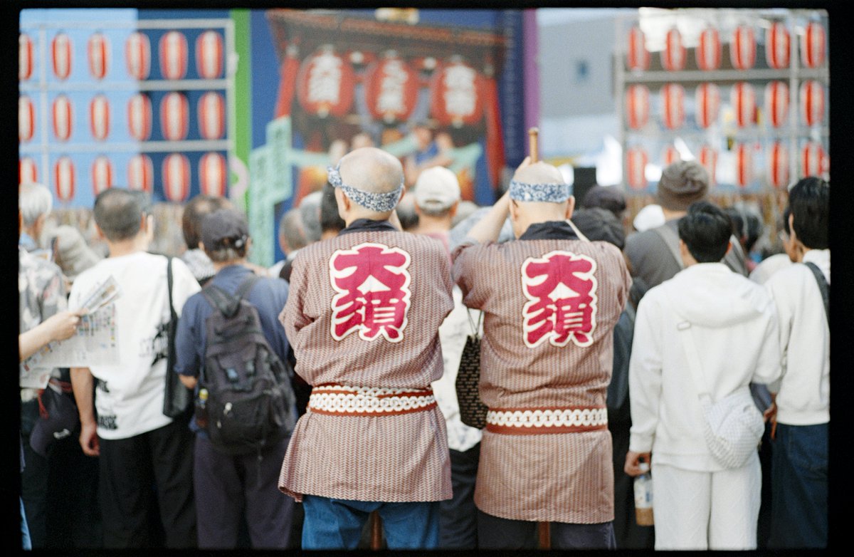 u_t0ri's tweet photo. 大須

Leica M6 titanium + Voigtlander Ultron 75mm F1.9 SC     
Fujifilm400   
Developed and scanned film by @natsusomarefilm
#ナツラボ #filmphotography #streetphotography https://t.co/0XwZNvUZSY