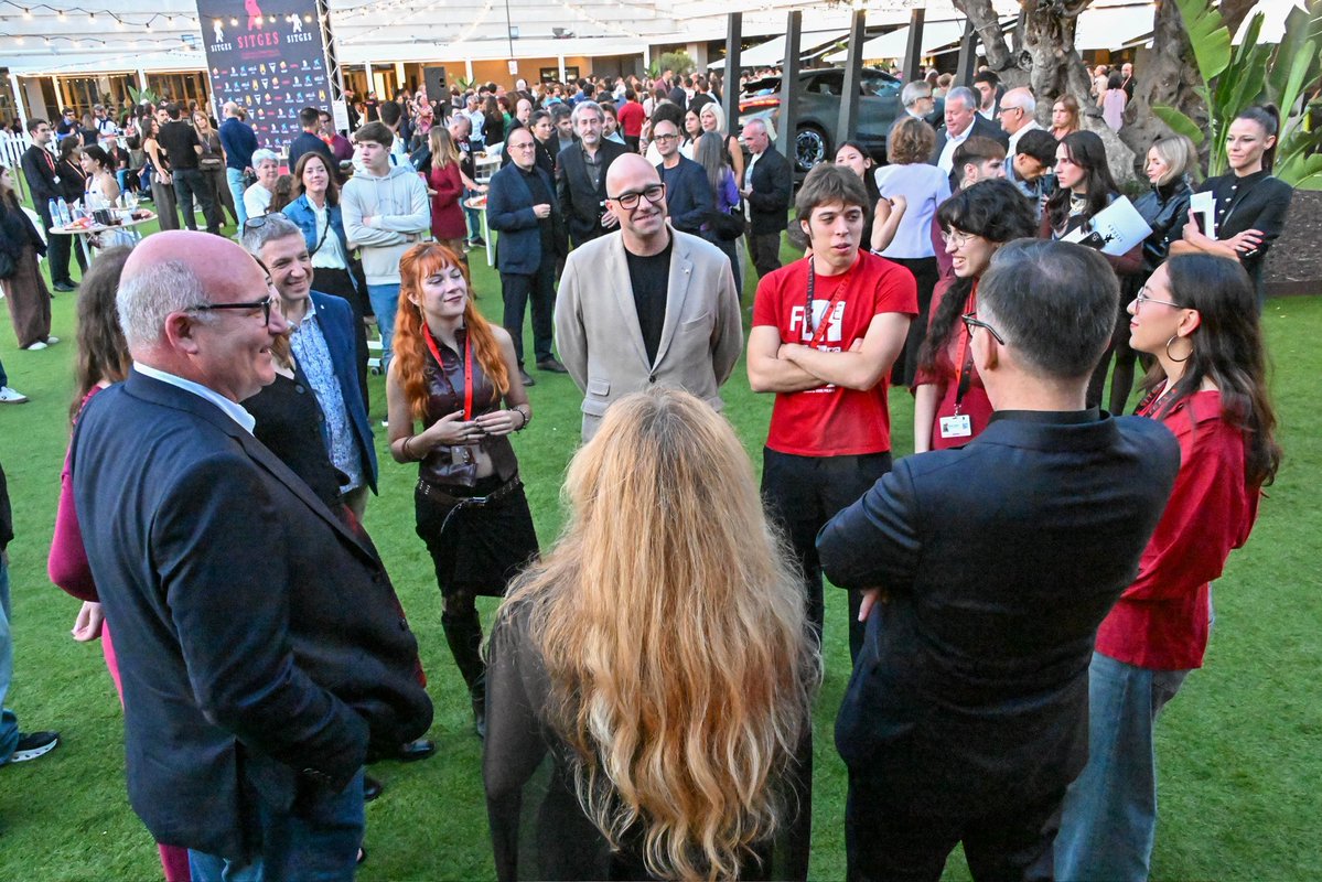 dsocialscat's tweet photo. 🎬 Ahir, el conseller Raúl Moreno va participar en la cloenda del @sitgesfestival, on va lliurar els diplomes de reconeixement als cinc membres del Jurat @carnetjove_cat.

🏆 El jurat ha premiat Ghost in the Cell, de Joko Anwar, com a millor pel·lícula de la Secció Oficial Fantàstic a Competició.

👉 Una iniciativa que apropa els joves al cinema i els permet viure el festival des de dins, desenvolupar una mirada crítica i participar activament en la cultura.