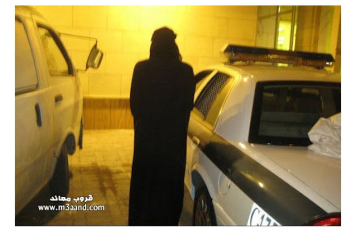 Hananj2l3's tweet photo. اليوم بشارك معكم أكثر من حادثة موثقة بالأخبار السعودية عن رجال تنكروا بالنقاب ودخلوا اماكن نسائية.

هذا الرجل بالثلاثينيات من عمره حظر حفل زفاف كامل ومحد كشفه الا بعد ما انتهى الزواج 🤷‍♀️ 

وش كان التبرير؟ أنه كان بحالة غير طبيعية 

#٢٠٣٠_بلا_نقاب18 https://t.co/VtDtVj1AKn