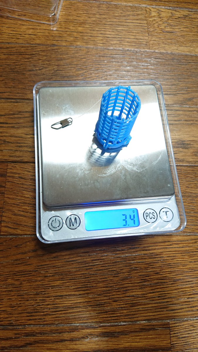 BASS_8286's tweet photo. 試作1号機完成…！！
オモリを外したらまさかの3.4g…w
重さの原因ほぼオモリじゃないか🤣

底(オモリ側)をニッパーで切断し上のフタを下側にして開かないようナイロン3号で6ヶ所固定、上になる部分は同じくナイロン3号と付属のスナップを付けて完成✨

こんな分解してやってる変態いないだろうなぁ… https://t.co/uIoKBqPrlp