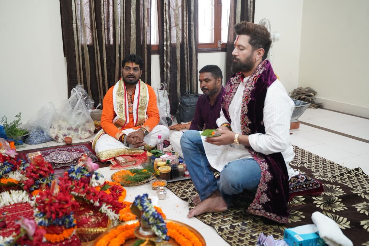 iChiragPaswan's tweet photo. या देवी सर्वभूतेषु शक्ति-रूपेण संस्थिता।
नमस्तस्यै नमस्तस्यै नमस्तस्यै नमो नमः।।

शारदीय नवरात्रि के पावन अवसर पर माँ दुर्गा के अष्टम स्वरूप माँ महागौरी का विधि-विधान से पूजन एवं हवन कर माँ का आशीर्वाद प्राप्त किया।

माँ महागौरी से प्रार्थना है कि समस्त देशवासियों के जी���न में सुख, शांति, समृद्धि एवं खुशहाली बनाए रखें और सभी के जीवन को सुख-समृद्धि और सकारात्मक ऊर्जा से परिपूर्ण करें।