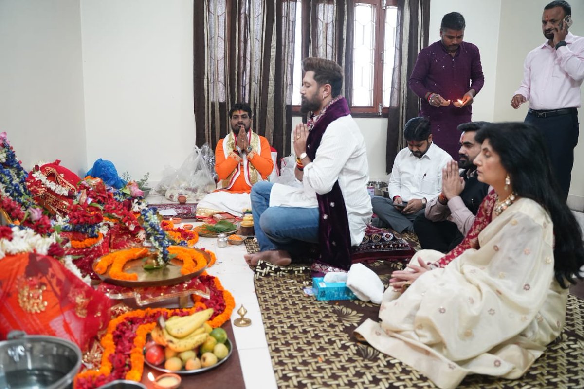 iChiragPaswan's tweet photo. या देवी सर्वभूतेषु शक्ति-रूपेण संस्थिता।
नमस्तस्यै नमस्तस्यै नमस्तस्यै नमो नमः।।

शारदीय नवरात्रि के पावन अवसर पर माँ दुर्गा के अष्टम स्वरूप माँ महागौरी का विधि-विधान से पूजन एवं हवन कर माँ का आशीर्वाद प्राप्त किया।

माँ महागौरी से प्रार्थना है कि समस्त देशवासियों के जी���न में सुख, शांति, समृद्धि एवं खुशहाली बनाए रखें और सभी के जीवन को सुख-समृद्धि और सकारात्मक ऊर्जा से परिपूर्ण करें।