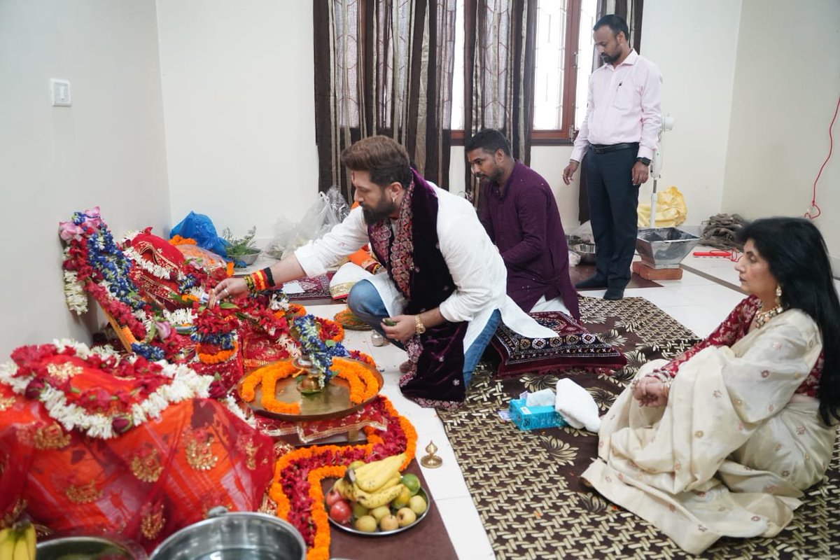 iChiragPaswan's tweet photo. या देवी सर्वभूतेषु शक्ति-रूपेण संस्थिता।
नमस्तस्यै नमस्तस्यै नमस्तस्यै नमो नमः।।

शारदीय नवरात्रि के पावन अवसर पर माँ दुर्गा के अष्टम स्वरूप माँ महागौरी का विधि-विधान से पूजन एवं हवन कर माँ का आशीर्वाद प्राप्त किया।

माँ महागौरी से प्रार्थना है कि समस्त देशवासियों के जी���न में सुख, शांति, समृद्धि एवं खुशहाली बनाए रखें और सभी के जीवन को सुख-समृद्धि और सकारात्मक ऊर्जा से परिपूर्ण करें।