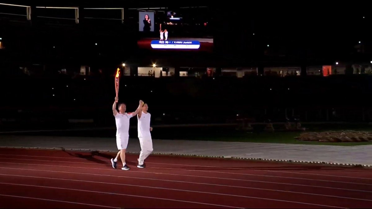 ArchiveInt's tweet photo. And here comes the Asian Para Games flame, being carried into the stadium by para swimmer Jun'ichi Kawai, who has been in six consecutive Paralympics from Barcelona 1992 to London 2012. 🔥

#AichiNagoya2026   #ImagineOneHeart https://t.co/LrZJg6bKom