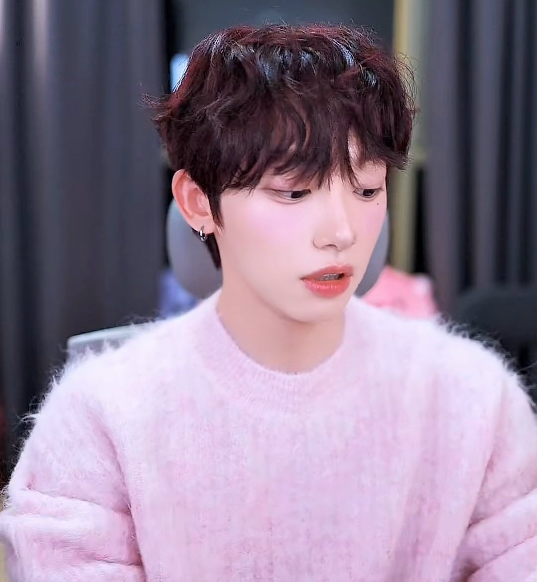 ddiddi___'s tweet photo. 선물 받은거 보고 약간 현타왔는데 얼굴보고 싹 사라짐;;; 왜케 이쁜건데;;;;;; 🤦‍♀️ https://t.co/xPhYNY4VnM