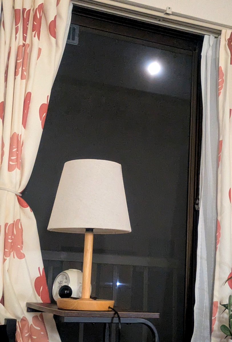 yus_diary9400's tweet photo. 今日は部屋から月が見える🌜️
なんだか切ない… https://t.co/kOKUnT1BYY