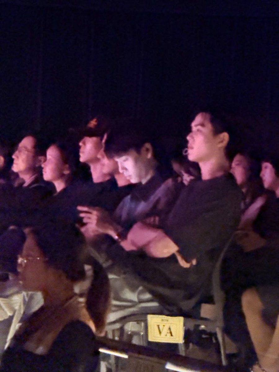 Wynxfluffyn's tweet photo. ฮ่าฮ่า มาดูคอนเสิร์ตเพื่อนสนิทก็ยังเล่นโทรศัพท์อยู่ พูวินคือคนที่ชอบเล่นโทรศัพท์ที่สุด แต่ความสว่างหน้าจอสูงขนาดนี้ จะทำร้ายดวงตาไหมคะ เด็กต้องดูแลสายตานะ

OH MY BEST DAY WITH FOURTH
#FourthConcertD3
#phuwintang https://t.co/JcTIsZI7WE
