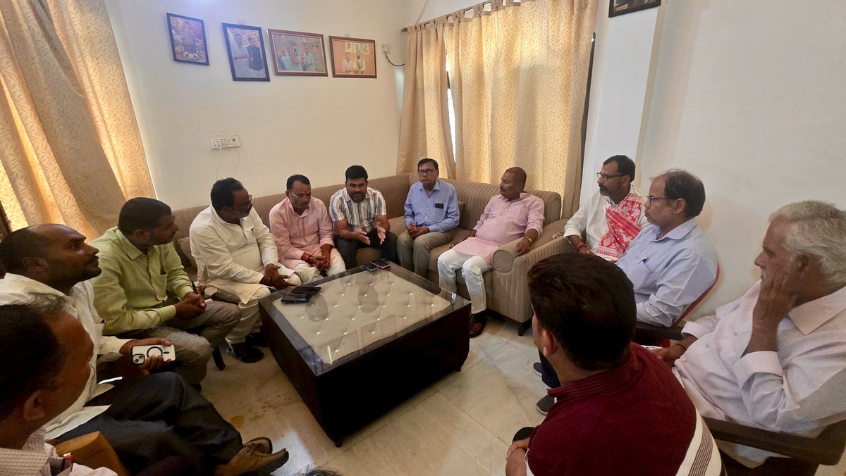 SubasSinghBJP's tweet photo. आज गोपालगंज स्थित अपने आवासीय कार्यालय पर आगामी बिहार विधान परिषद चुनाव के निमित्त सारण शिक्षक निर्वाचन क्षेत्र के सम्मानित शिक्षकगणों से मुलाकात कर विभिन्न विषयों पर चर्चा किया।

इस अवसर पर सभी सम्मानित शिक्षकगणों से एनडीए समर्थित प्रत्याशी श्री आनंद पुष्कर जी के समर्थन में मतदान कर प्रचंड बहुमत से जीत सुनिश्चित करने की अपील की।

#Gopalganj 
#BJP4Gopalganj
#BJP4Bihar #NDA4Bihar