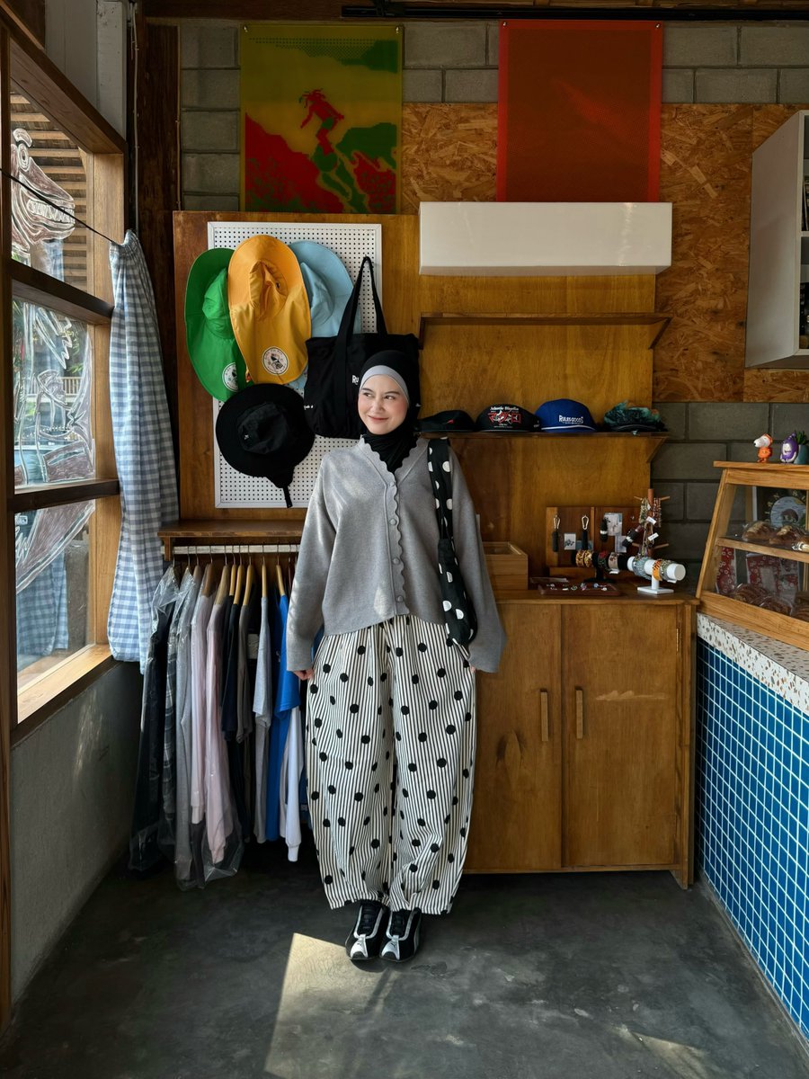 squieshye's tweet photo. outfit simpel yang langsung menarik perhatian berkat celana polkadot https://t.co/7FwXga6ugP