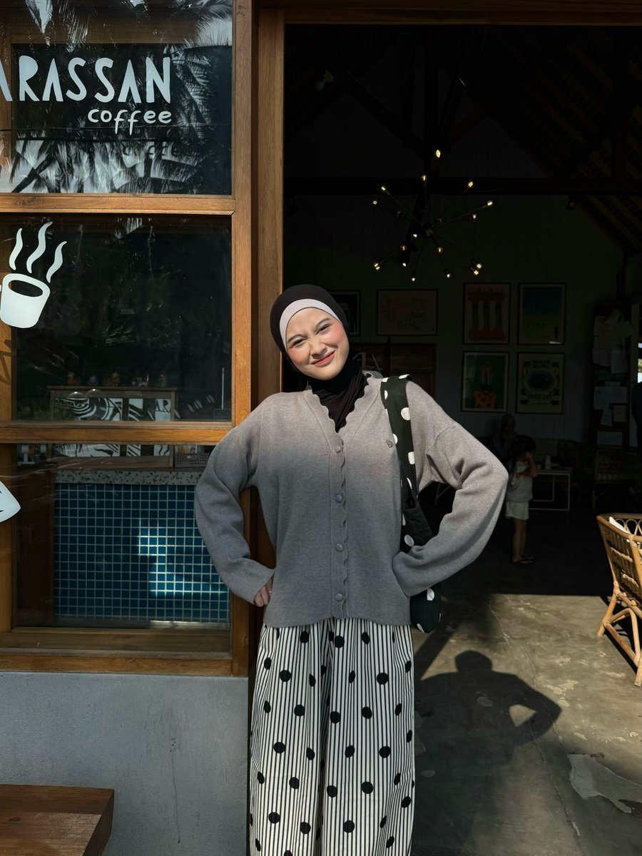 squieshye's tweet photo. outfit simpel yang langsung menarik perhatian berkat celana polkadot https://t.co/7FwXga6ugP